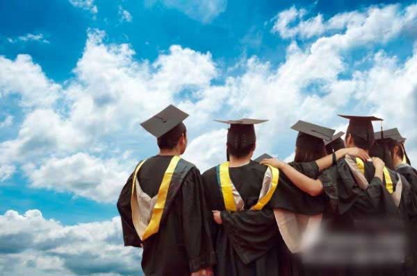 公立加的斯大学