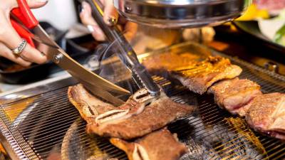 韩国烤肉的必备就是剪刀