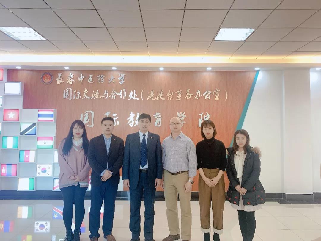 与中医药大学项目负责人合影 与中医药大学项目负责人合影.jpg