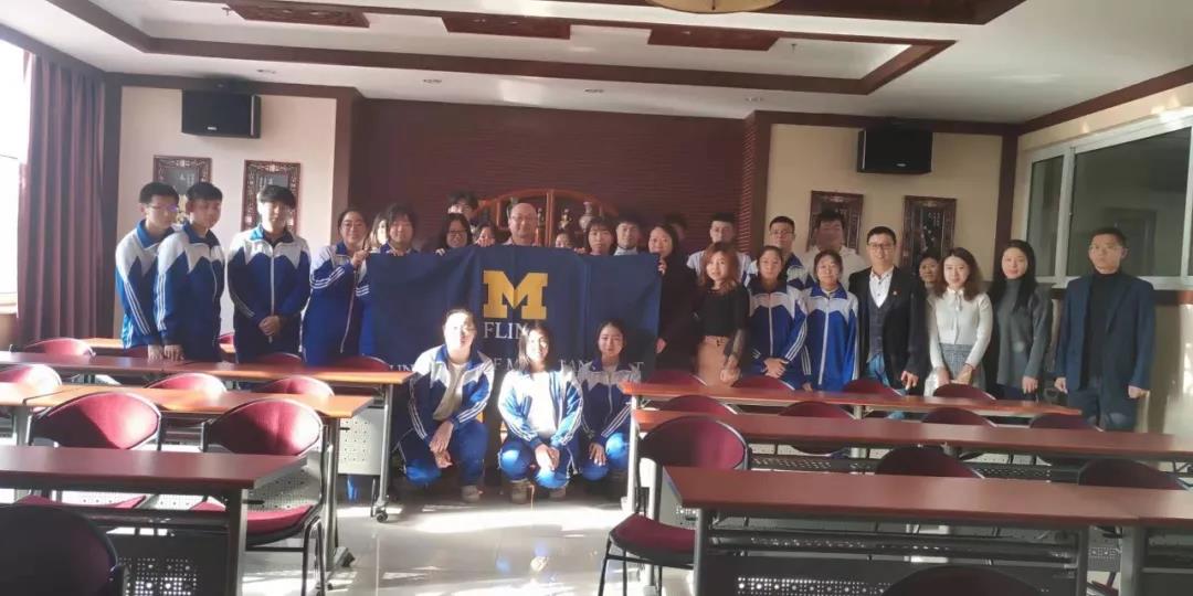 与长春外国语学校师生及家长合影 与长春外国语学校师生及家长合影.jpg