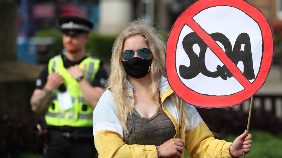 英国苏格兰家长反对此前的评分标准