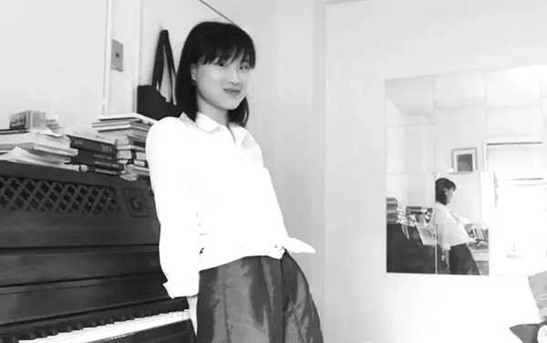 梁以伊 梁以伊